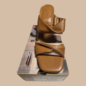 NWT Comfortable Tan Sandals